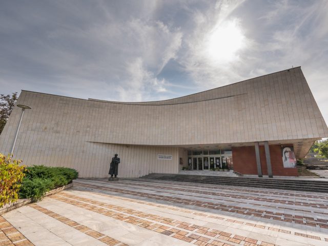 Художествена Галерия „Илия Бешков”