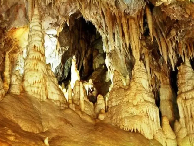 Пещера Леденика