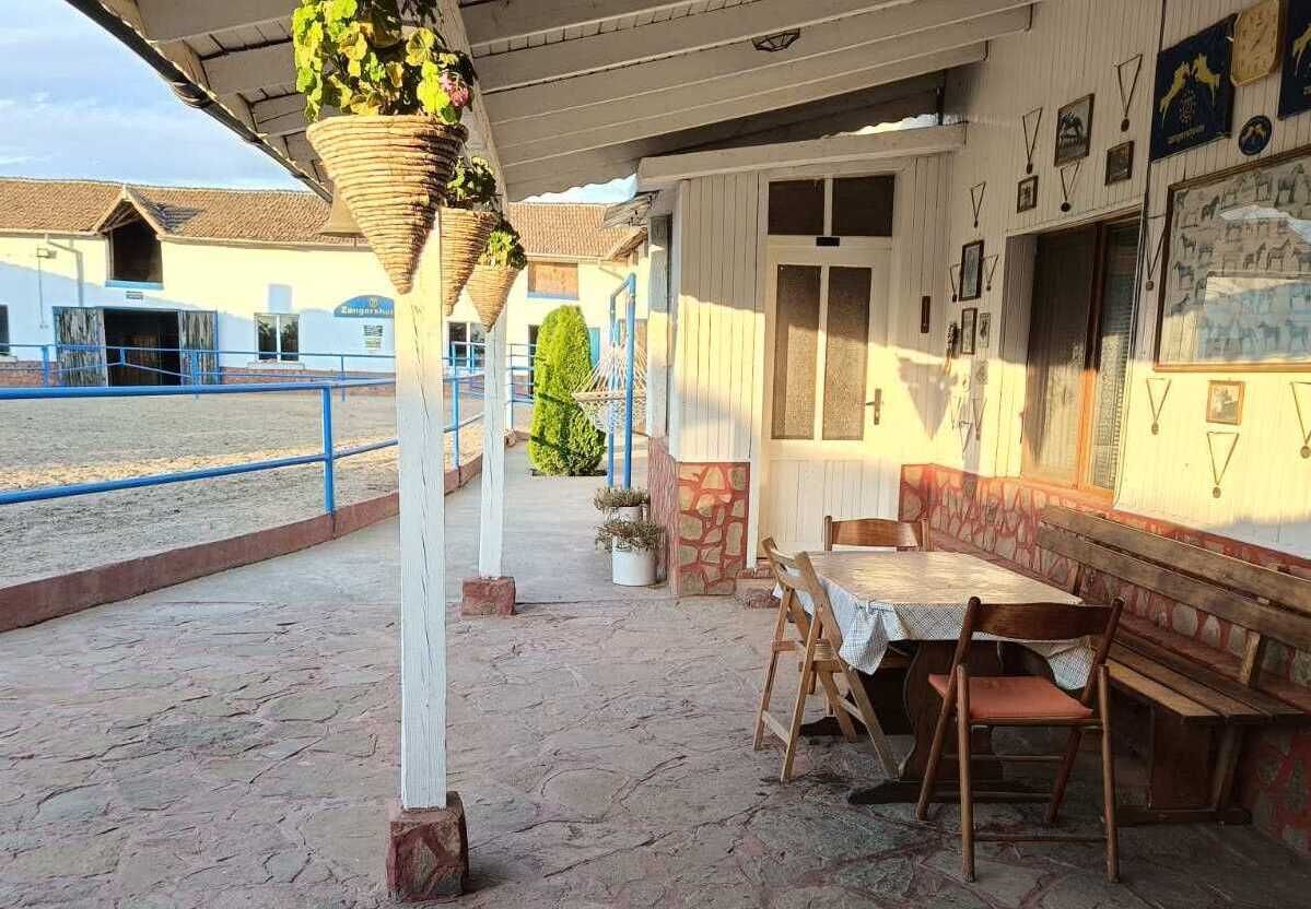 Къща за гости и Конна база Ескус Хорсес
