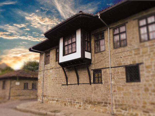 СЛАДКАРОВАТА КЪЩА